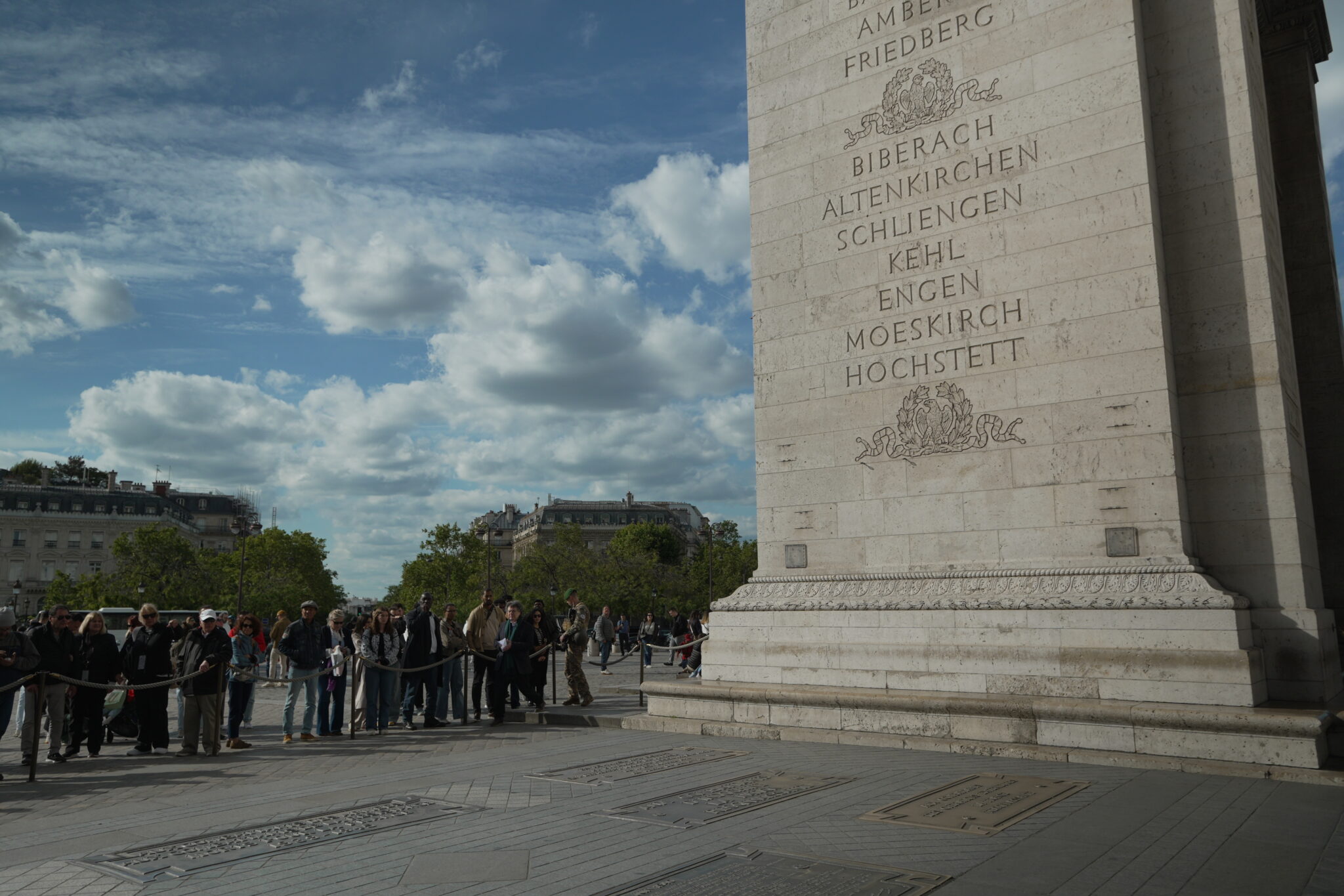 Arc de Triomphe et participants rassemblés pour la cérémonie Mémoire Juive Combattante en 2026