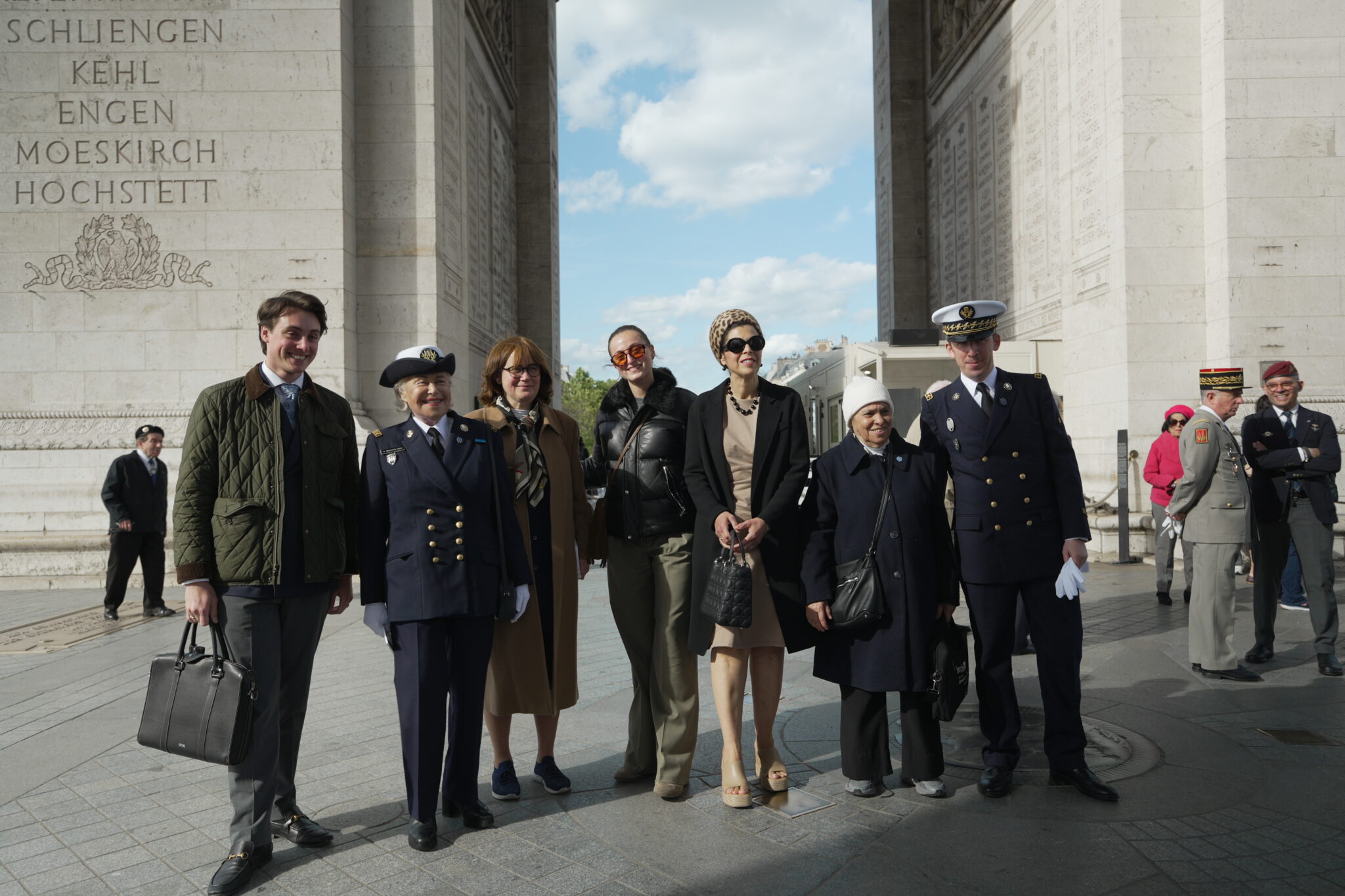 Participants à la cérémonie Mémoire Juive Combattante sous l’Arc de Triomphe en 2026