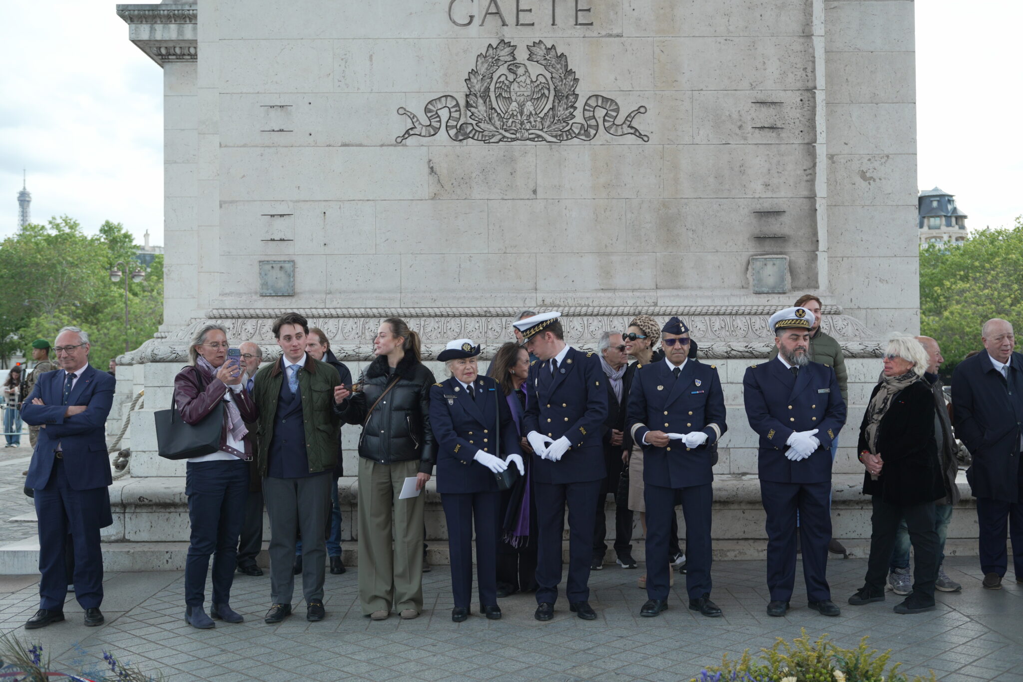 Participants échangeant au pied de l’Arc de Triomphe lors de la cérémonie Mémoire Juive Combattante 2026