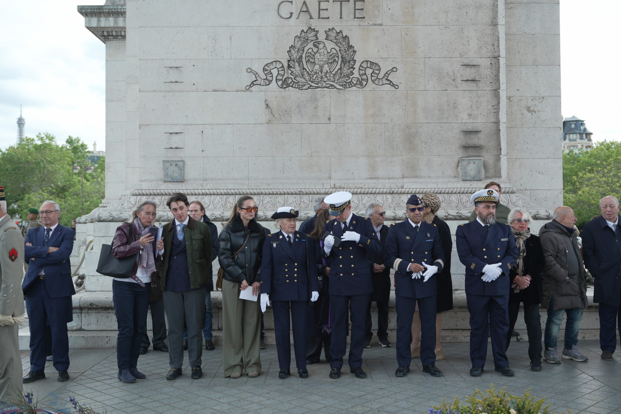 Participants et représentants en uniforme rassemblés au pied de l’Arc de Triomphe en 2026