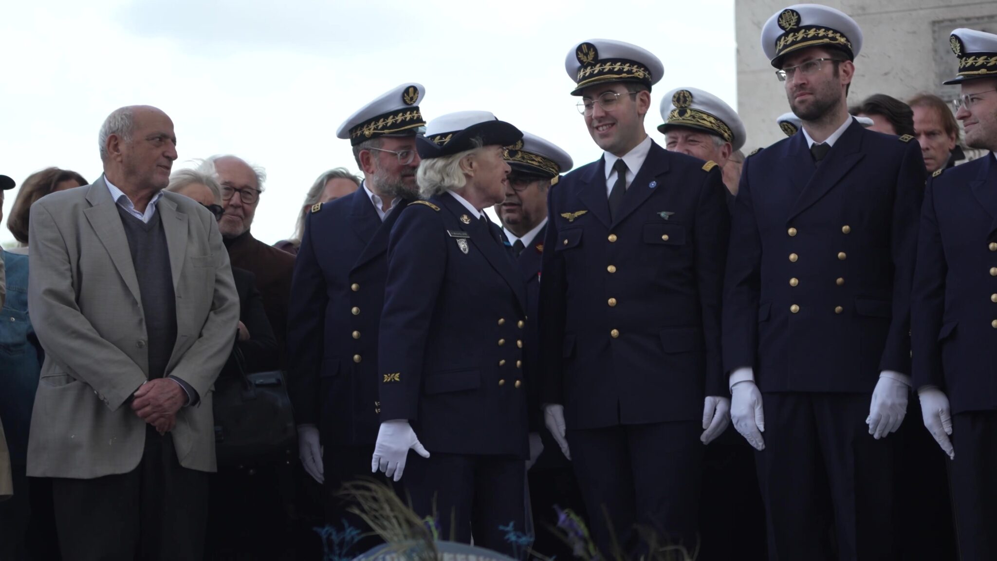 Échange entre plusieurs générations d’officiers et de civils, illustrant la dimension intergénérationnelle du rassemblement